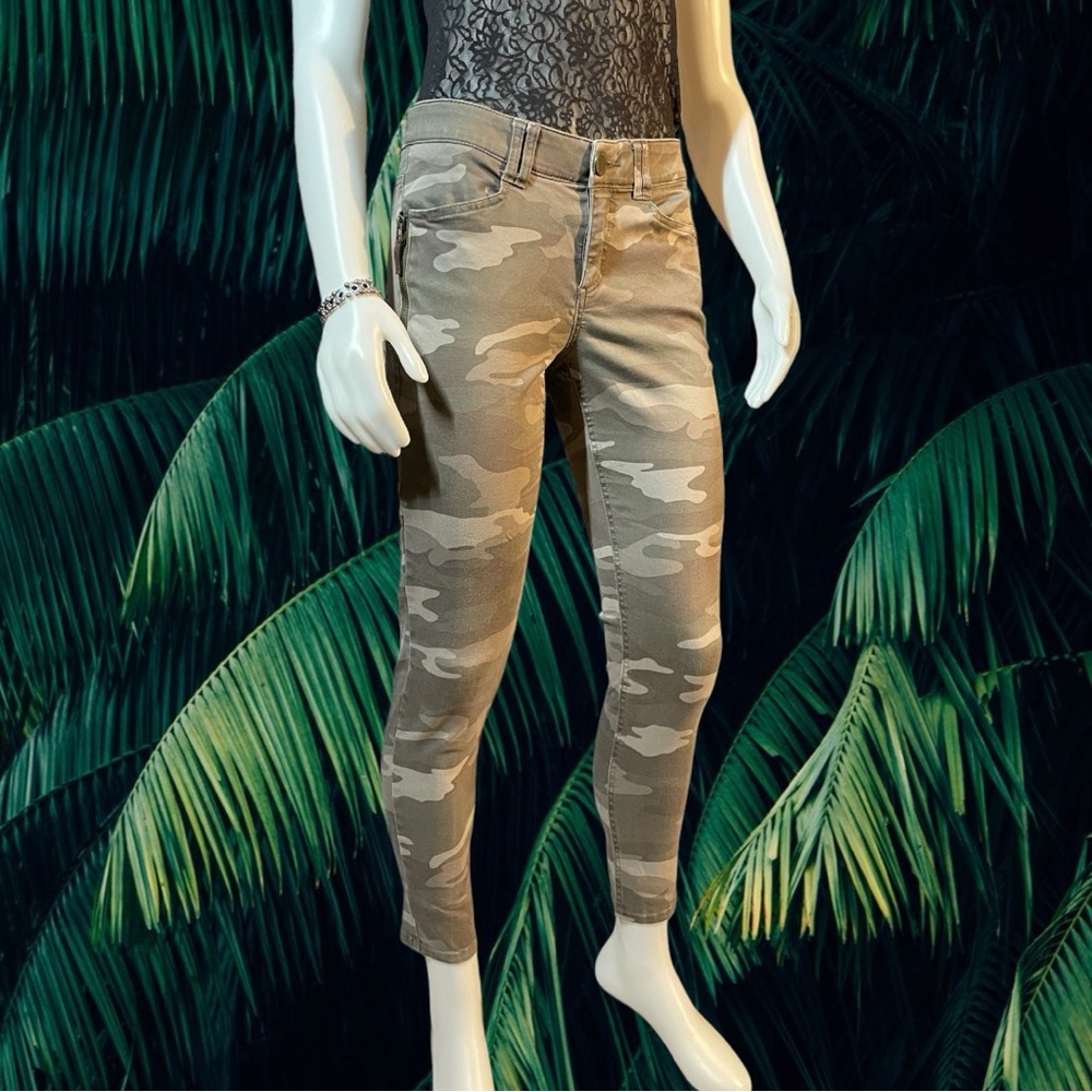 Democracy Women’s Camo “Ab” Technology Pants